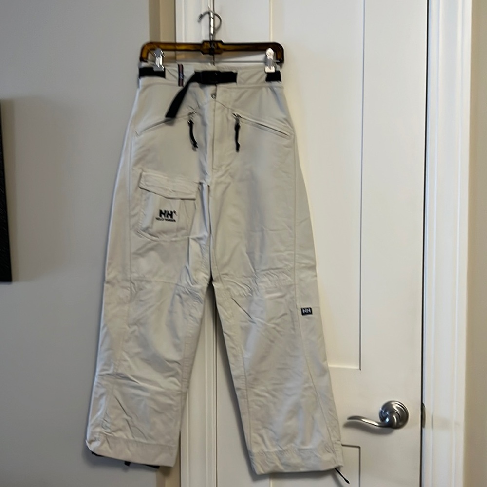 Helly Hansen beige belted snowboard pants with brown trim, 3 front pockets.